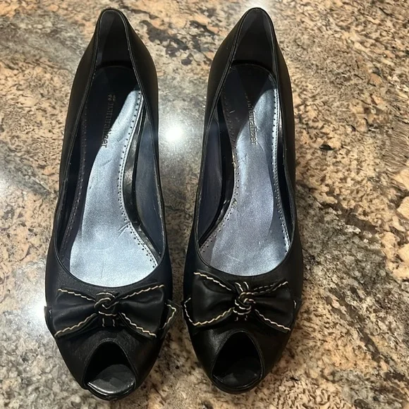 Black Naturalizer Heel Peep-Toe Pumps with Bow - Picture 2 of 11